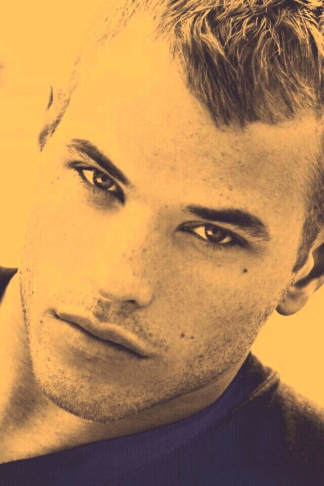 Келлан Латс обои