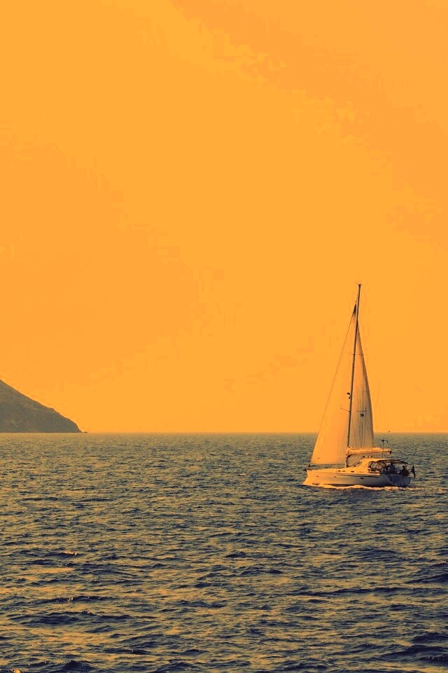 Яхта в море обои