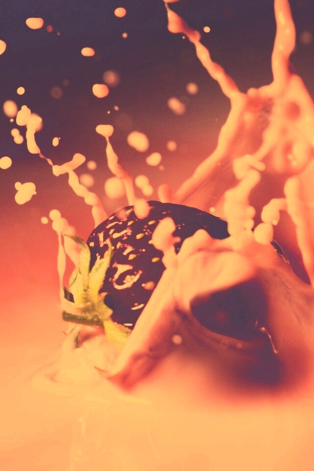 Сочная клубника с молоком обои