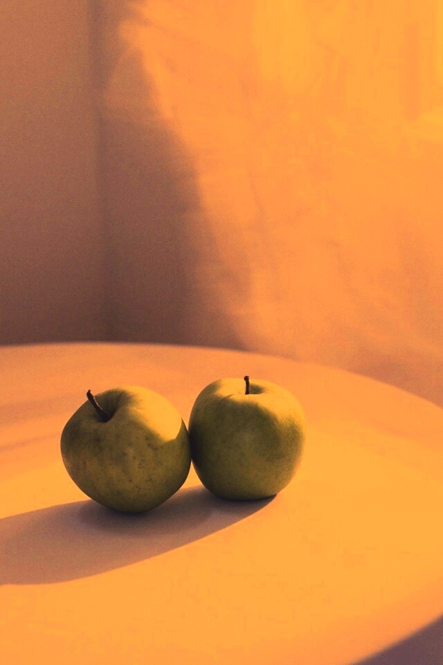 Яблоки на столе перед окном обои