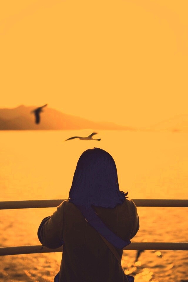 Девочка глядит на озеро обои