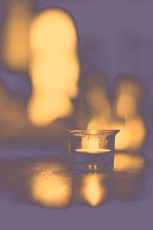 Свеча во тьме обои