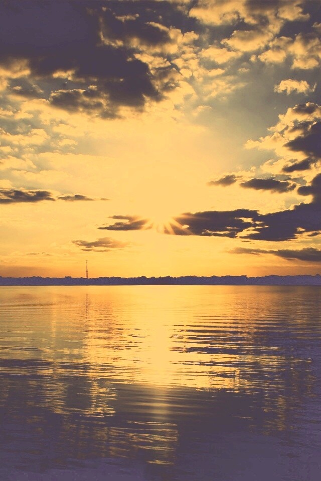 Закат над озером обои