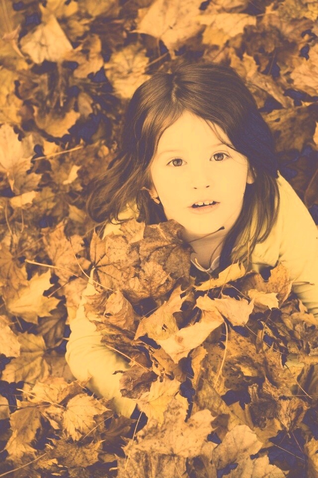 Девочка и осень обои