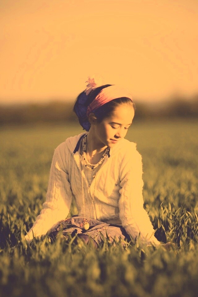 Девочка на траве обои