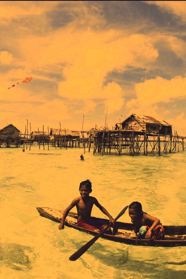 Дети в лодке у поселения туземцев обои