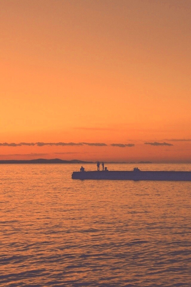 Одинокая пристань на озере обои