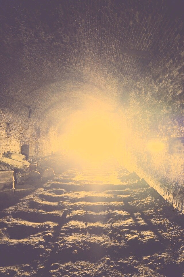 Захламленный тоннель обои