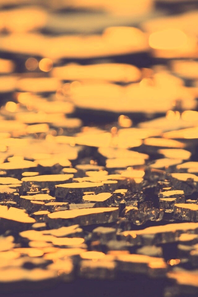 Битое стекло в лучах солнца обои