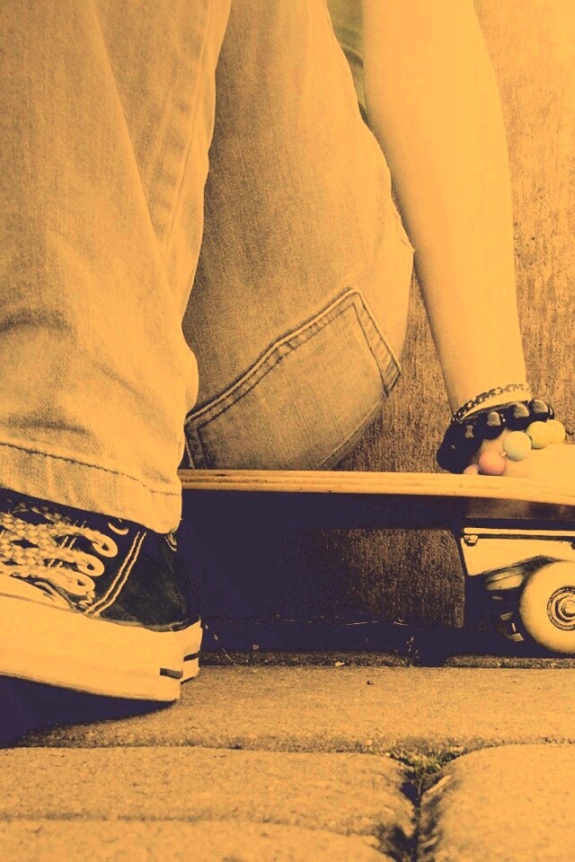 Девушка сидящая на скейте обои