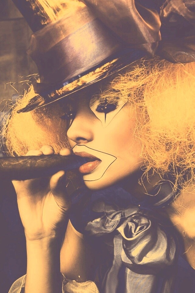 Девушка клоун курит сигару обои