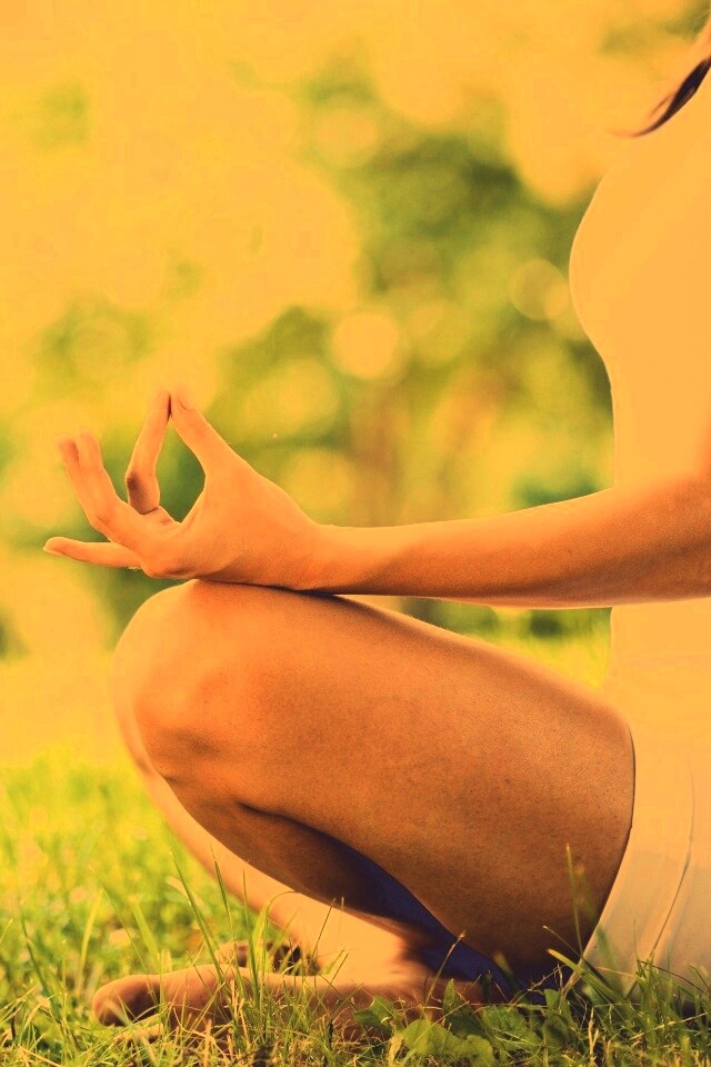 Девушка медитирует в позе лотоса на траве обои