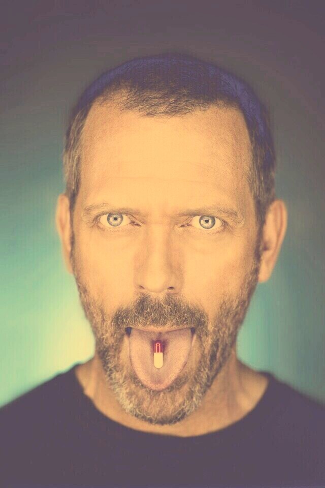 Доктор Хаус с таблеткой на языке обои