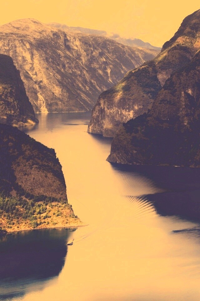 Лодка на реке среди высоких гор обои