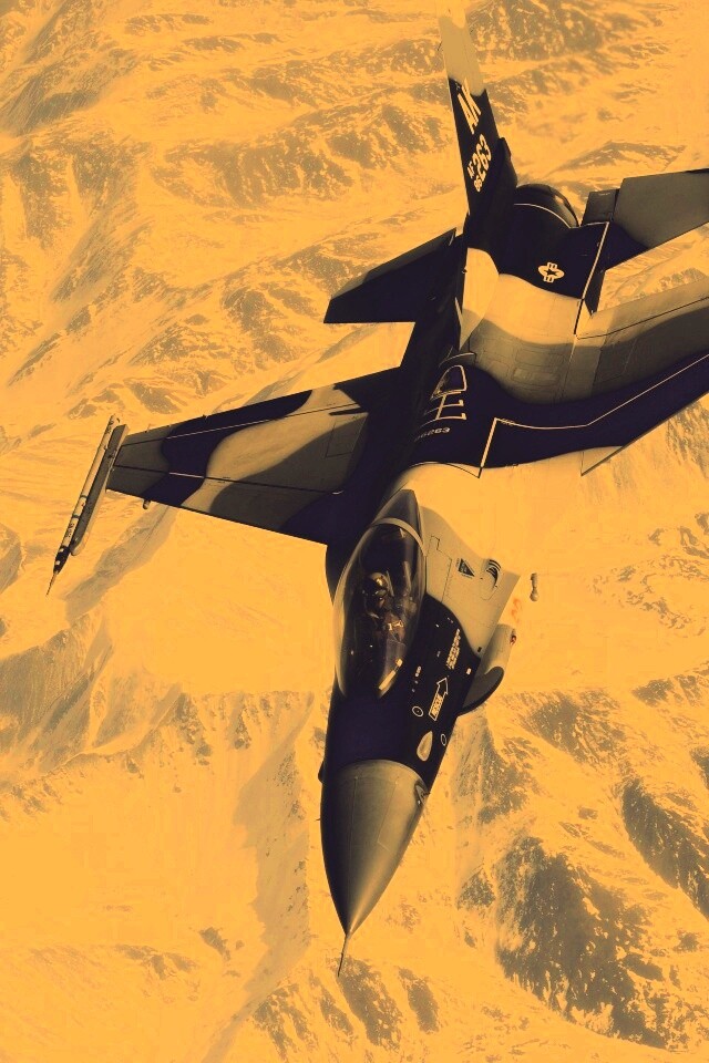 Истребитель над снежными пиками гор обои