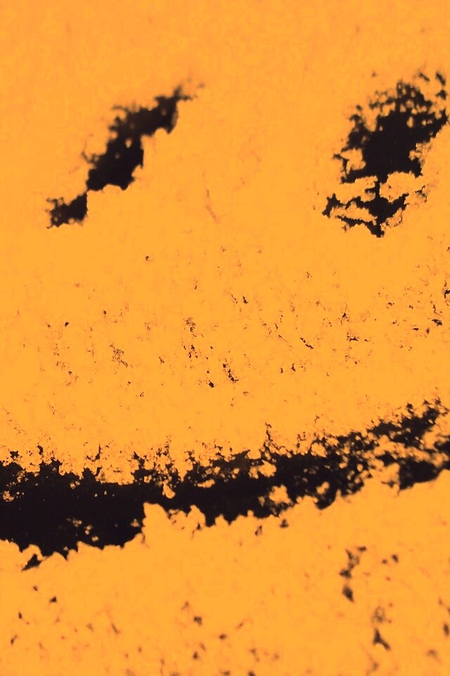 Смайлик на заснеженном стекле обои