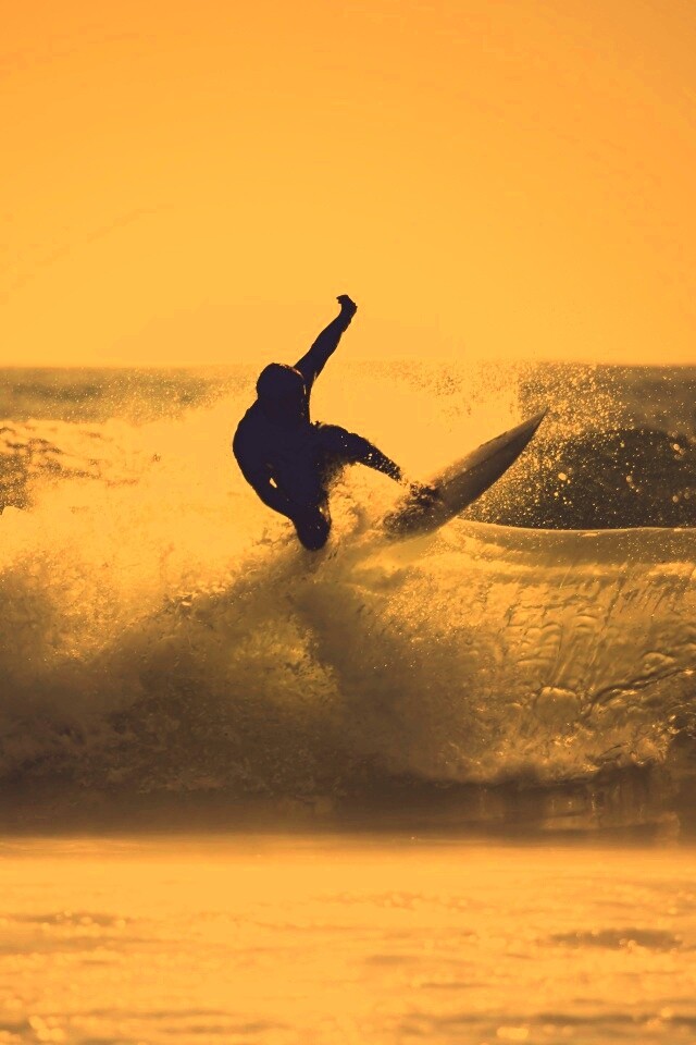 Сёрфер поймал волну обои