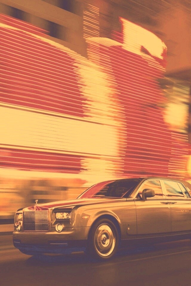 Rolls-Royce Phantom едет через город обои