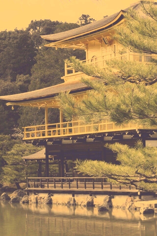 Пагода на берегу озера обои