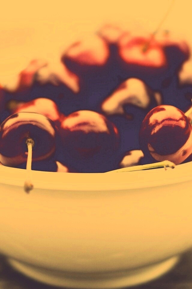 Миска спелой черешни обои