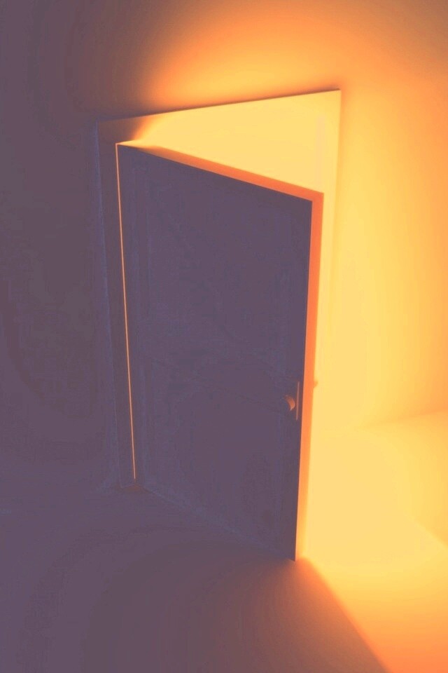 Свет из-за открытой двери обои