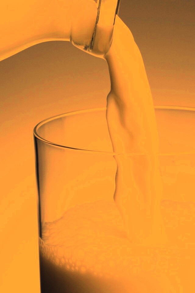 Молоко наливают в стакан обои