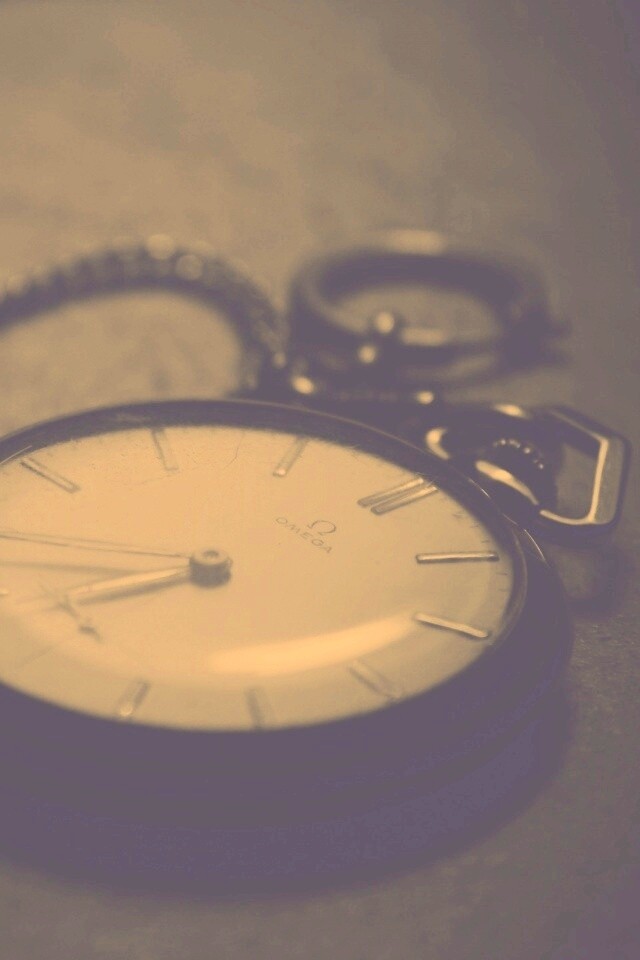 Часы на цепочке обои