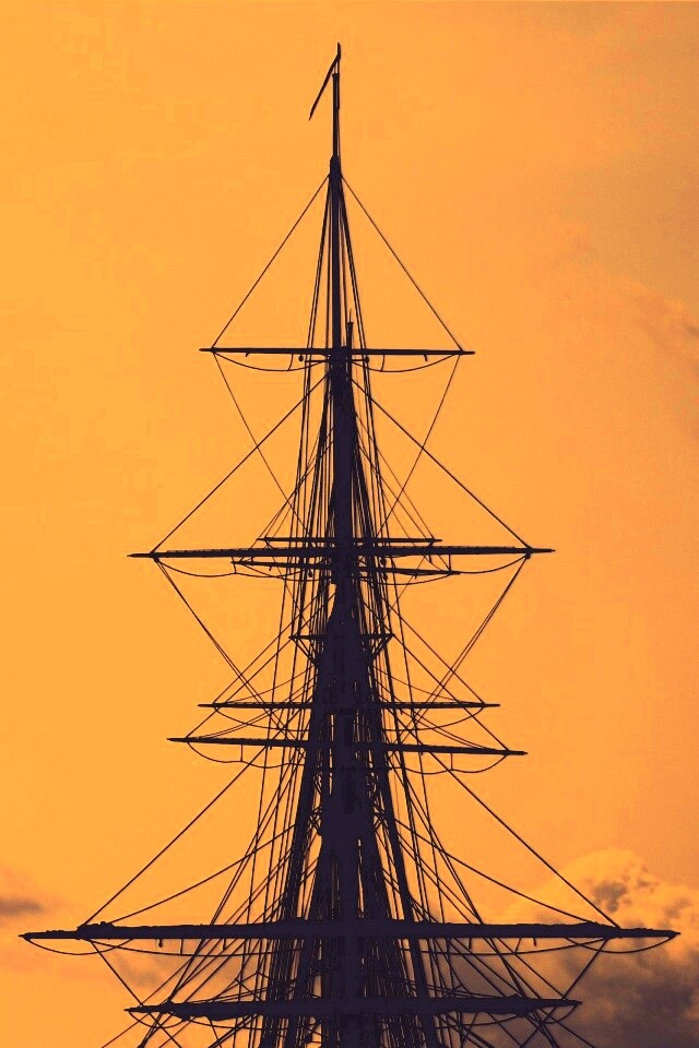 Мачта корабля на фоне неба обои