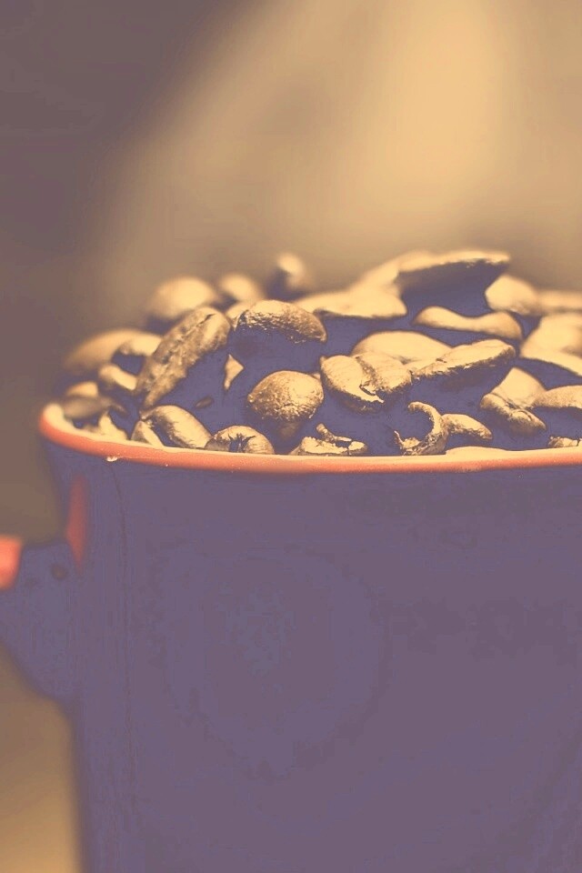 Полная кружка кофейных зёрен обои