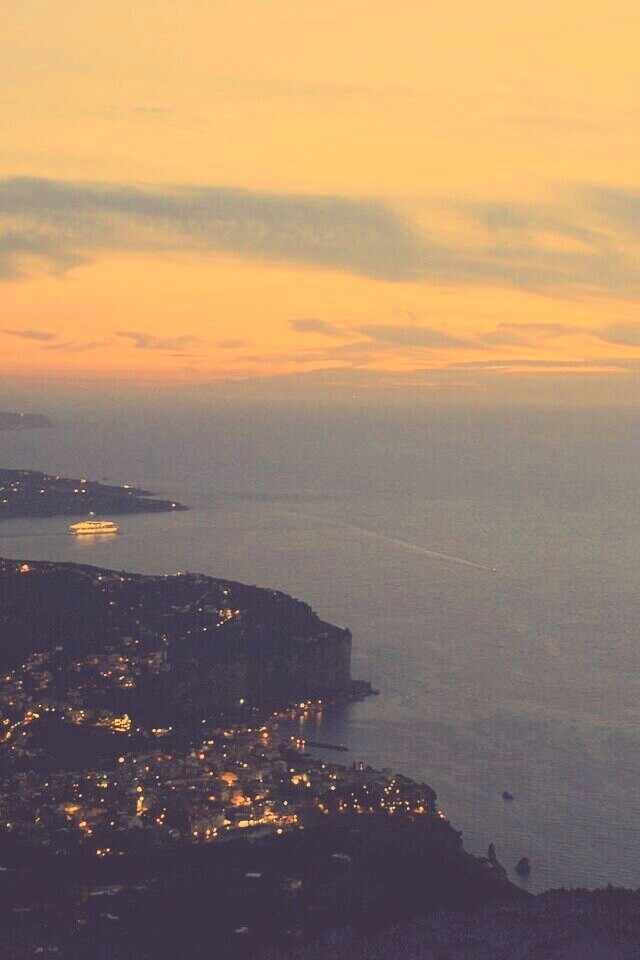 Городок у моря обои