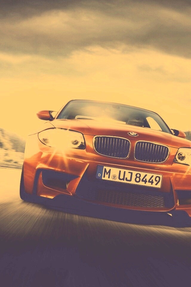 Оранжевый BMW M1 Coupe на треке обои