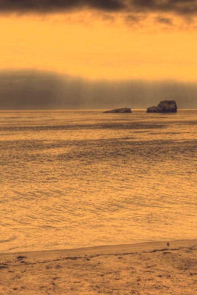 Пляж на фоне светящегосы неба обои