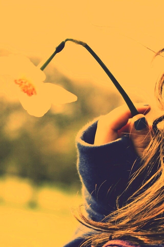 Девушка с нарциссом в руке обои