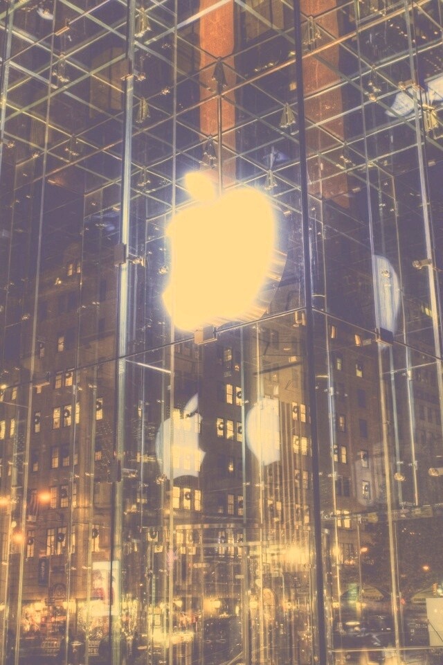 Отражение логотипа Apple в стеклянном здании обои