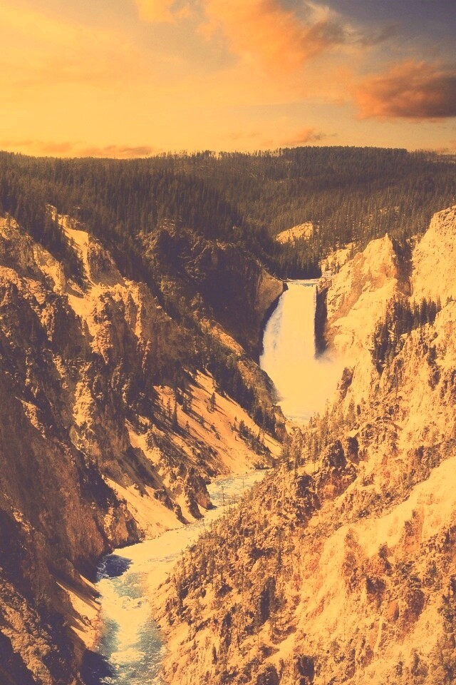 Водопад в скалистой местности обои