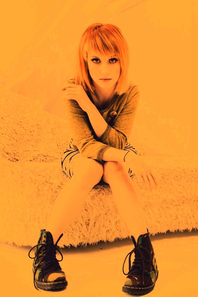 Рыжая в комнате обои