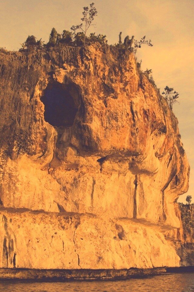 Пещера в скале над морем обои