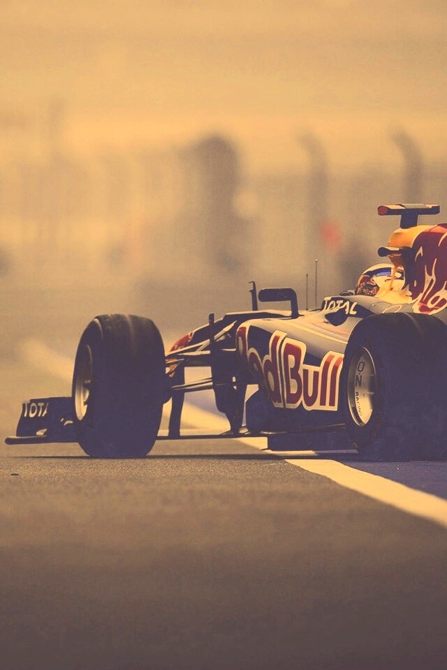 Болид выезжает на трассу обои