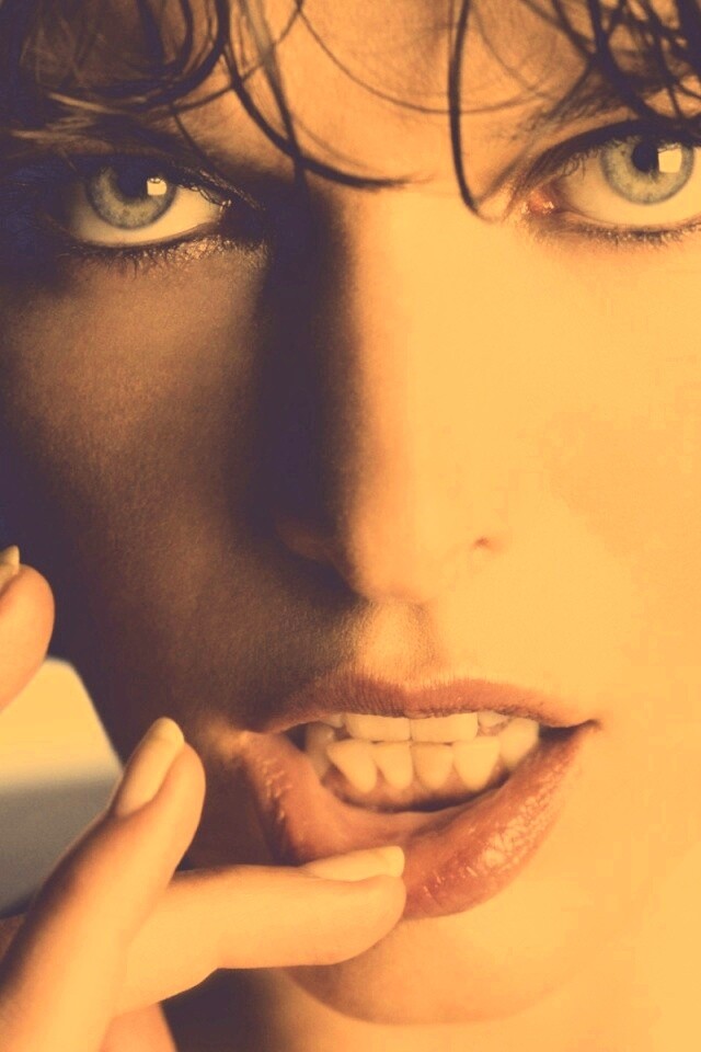 Мила Йововчи крупным планом обои