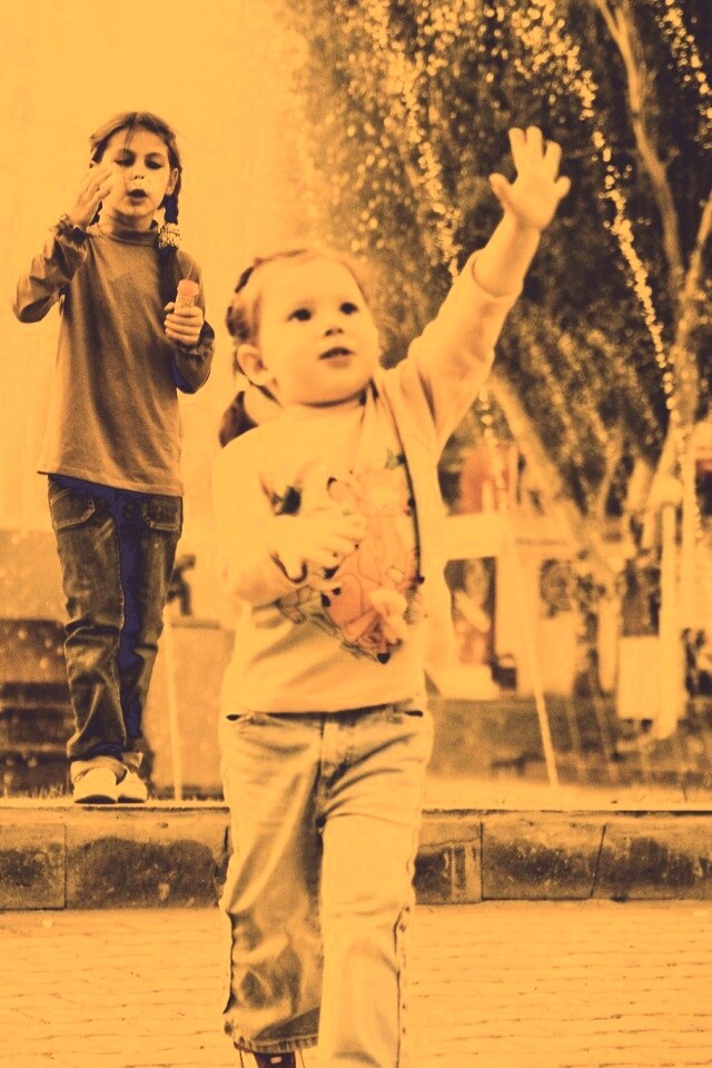 Дети у фонтана обои