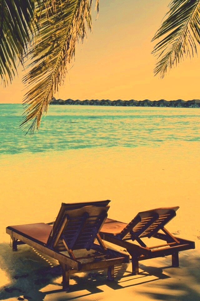 Шезлонги у самой воды обои