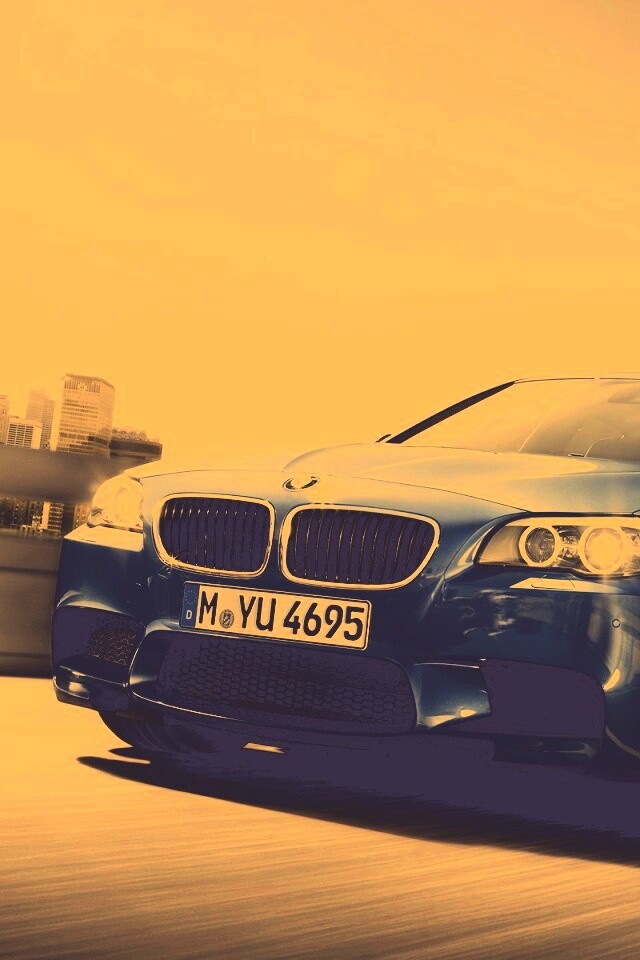 БМВ Ф10 в лучах солнца обои