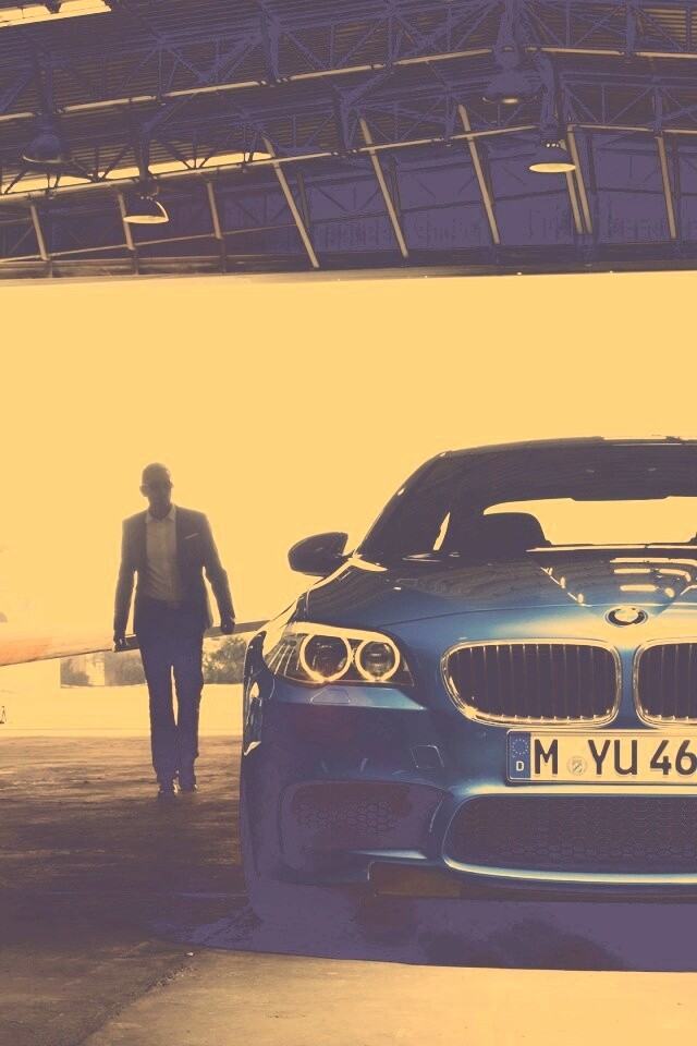 BMW F10 в ангаре обои