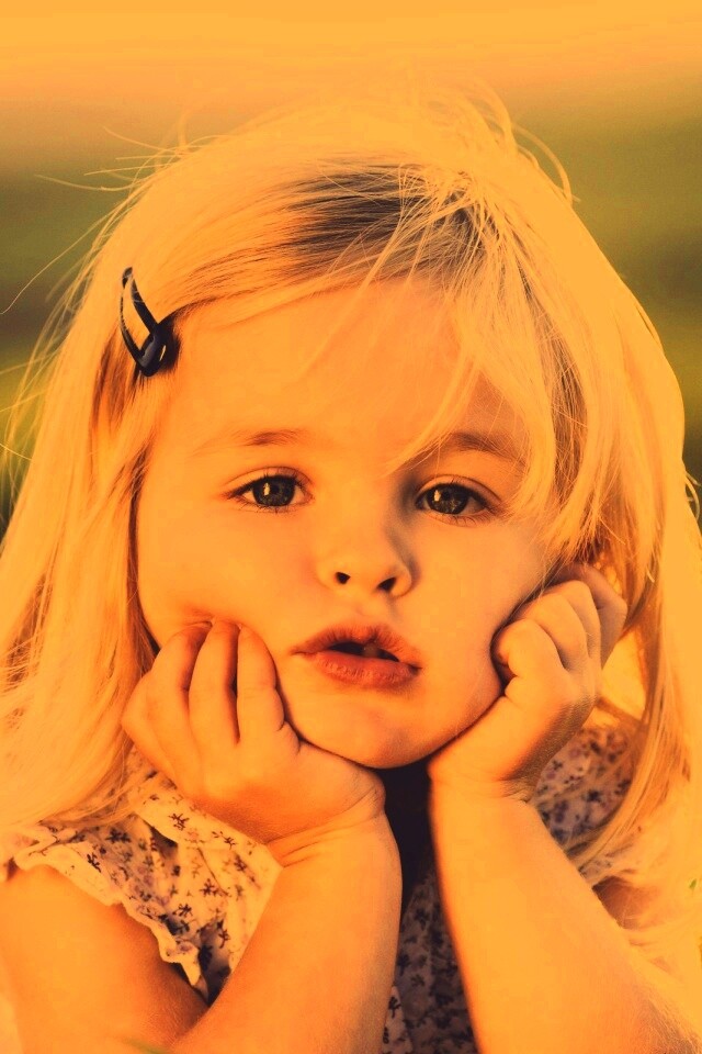 Малышка грустит обои