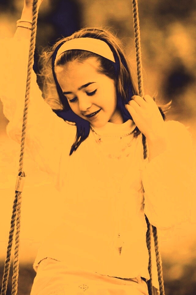 Девочка на качелях обои
