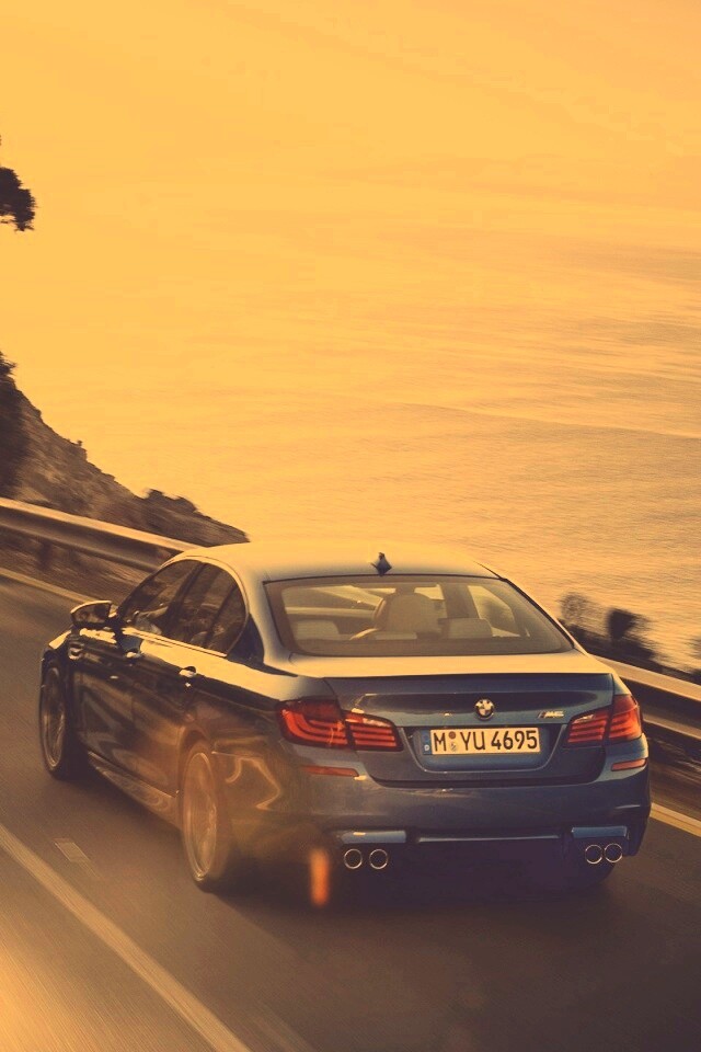 BMW F10 на горной дороге  обои