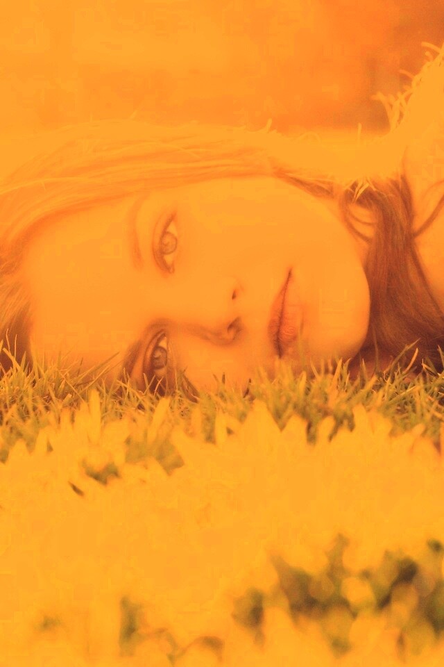 Девушка на траве обои