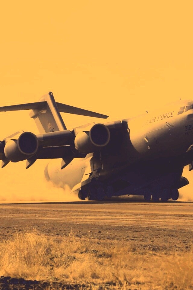 Грузовой самолёт на посадке обои