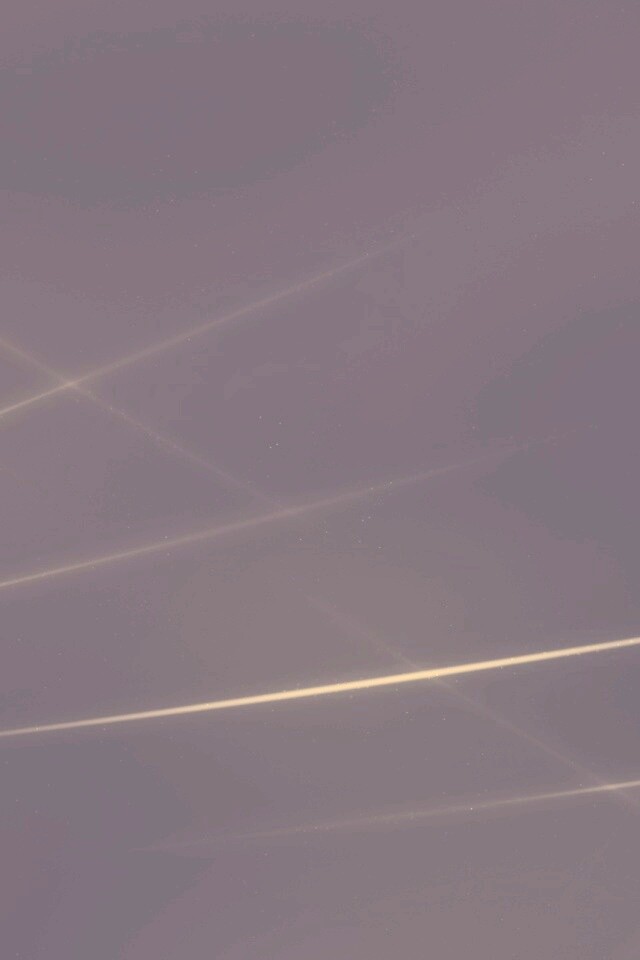 Лучи света на графитовом фоне обои