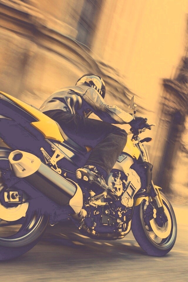 Ямаха и наездник на улицах города обои
